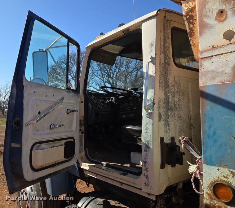 image for item ET1244 1990 Ford LT9000 dump truck