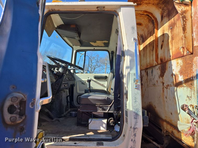 image for item ET1244 1990 Ford LT9000 dump truck