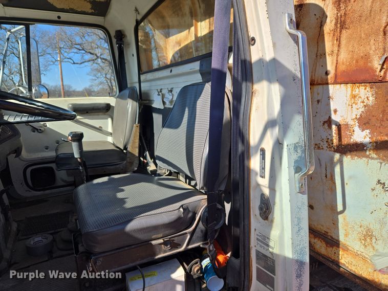 image for item ET1244 1990 Ford LT9000 dump truck