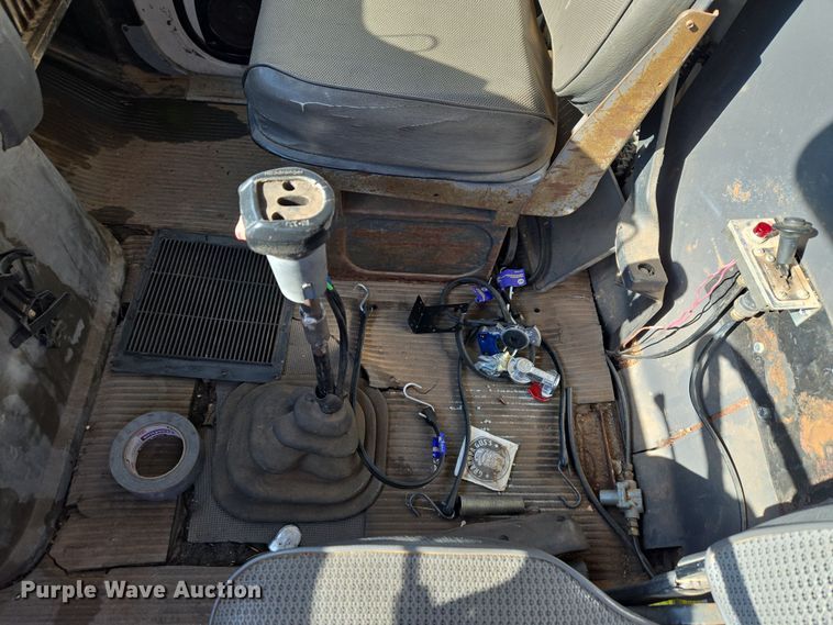 image for item ET1244 1990 Ford LT9000 dump truck