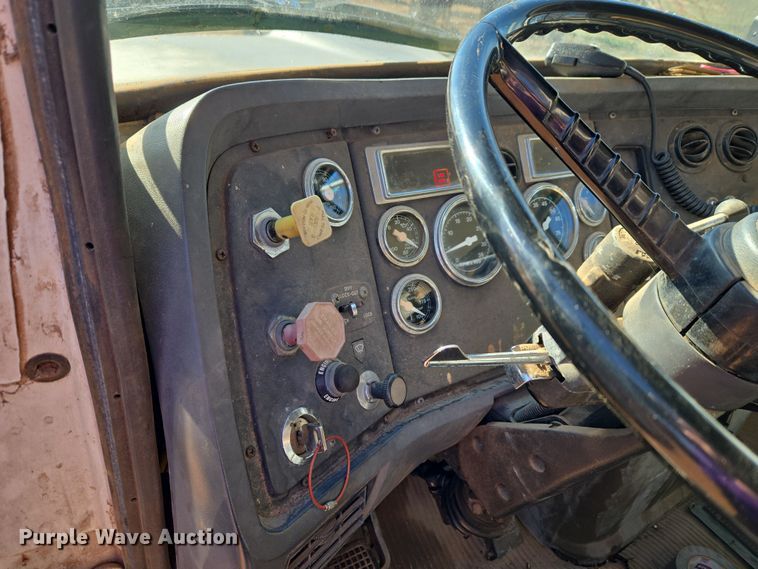 image for item ET1244 1990 Ford LT9000 dump truck