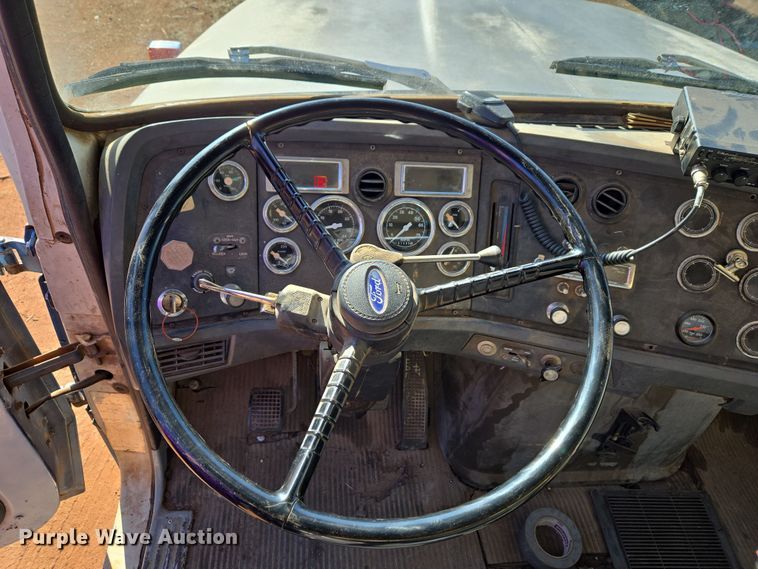 image for item ET1244 1990 Ford LT9000 dump truck