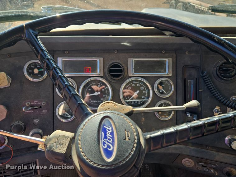 image for item ET1244 1990 Ford LT9000 dump truck