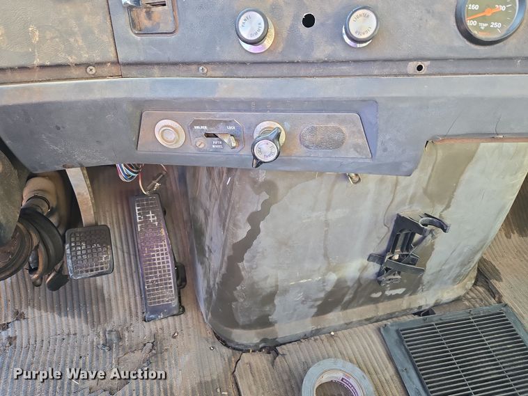 image for item ET1244 1990 Ford LT9000 dump truck