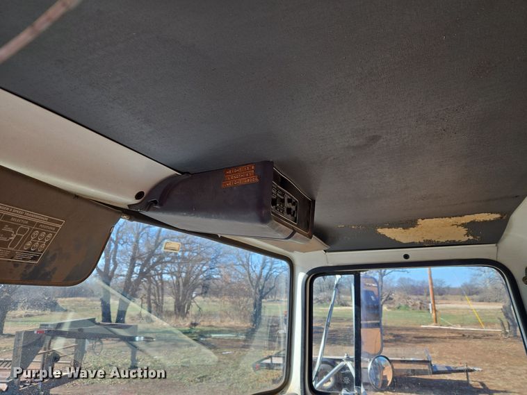 image for item ET1244 1990 Ford LT9000 dump truck