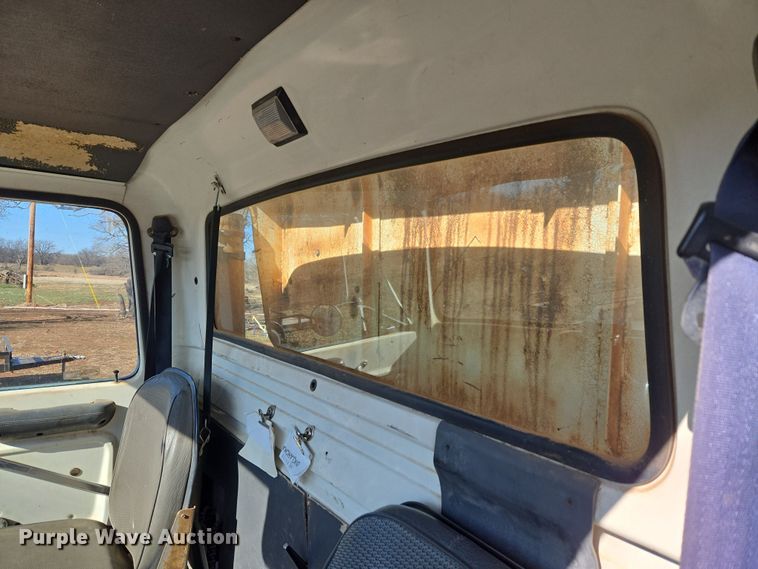 image for item ET1244 1990 Ford LT9000 dump truck