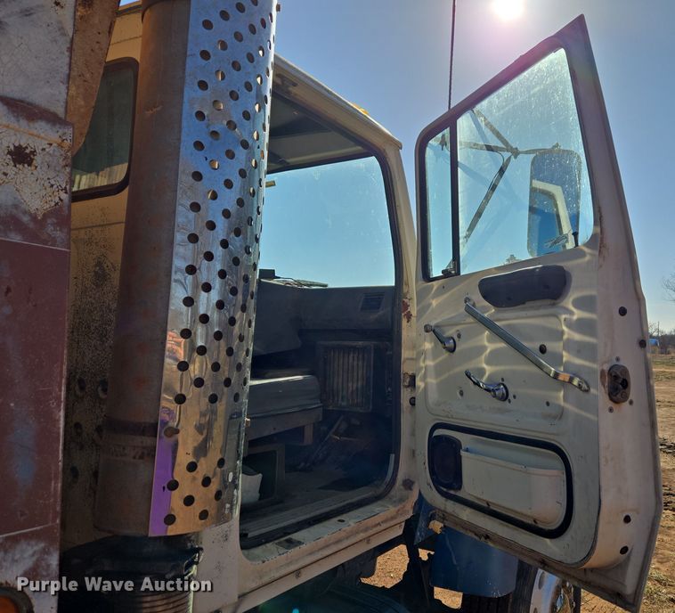 image for item ET1244 1990 Ford LT9000 dump truck