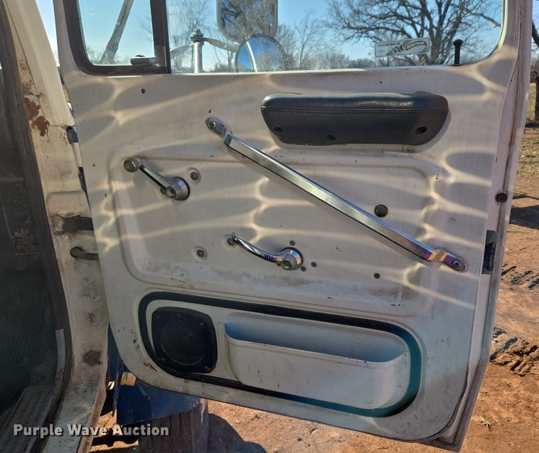 image for item ET1244 1990 Ford LT9000 dump truck