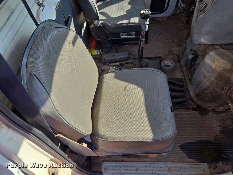 image for item ET1244 1990 Ford LT9000 dump truck