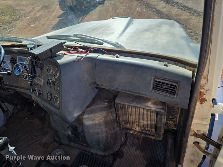 image for item ET1244 1990 Ford LT9000 dump truck