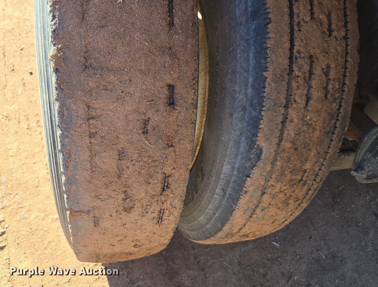 image for item ET1244 1990 Ford LT9000 dump truck