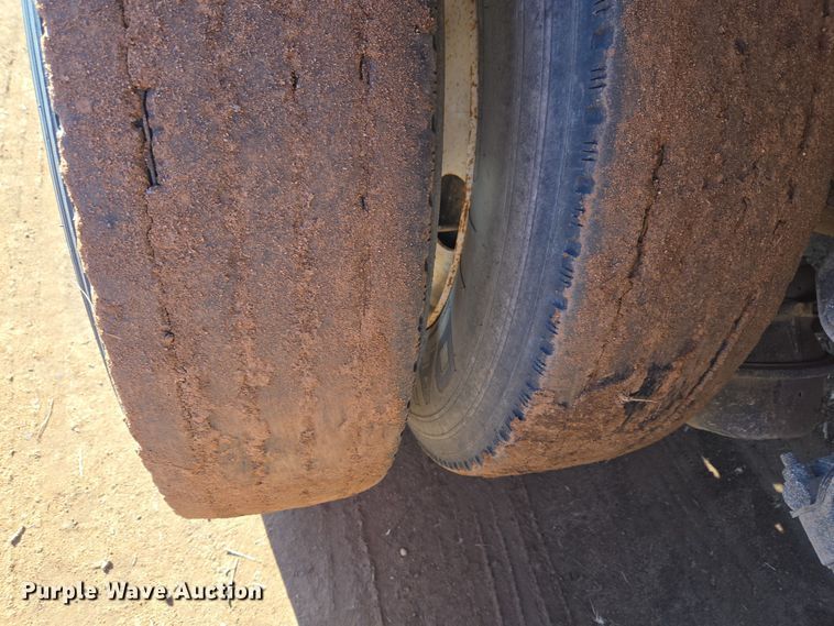 image for item ET1244 1990 Ford LT9000 dump truck