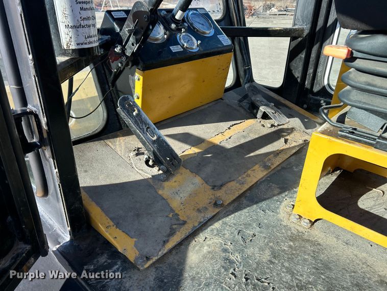 image for item ET6883 2021 Smith Challenger Super Broom SCM 400 broom