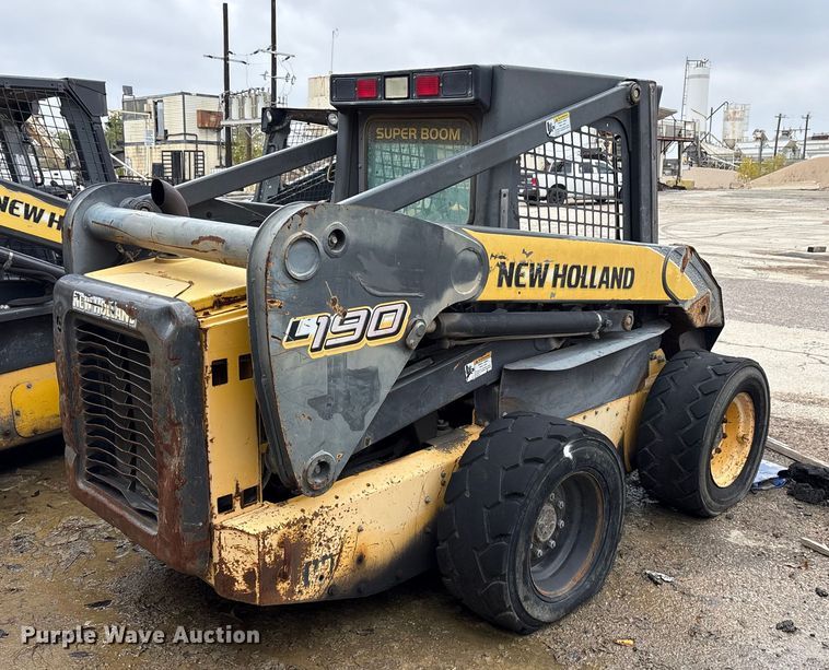 image for item ET7359 2006 New Holland L190 skid steer loader