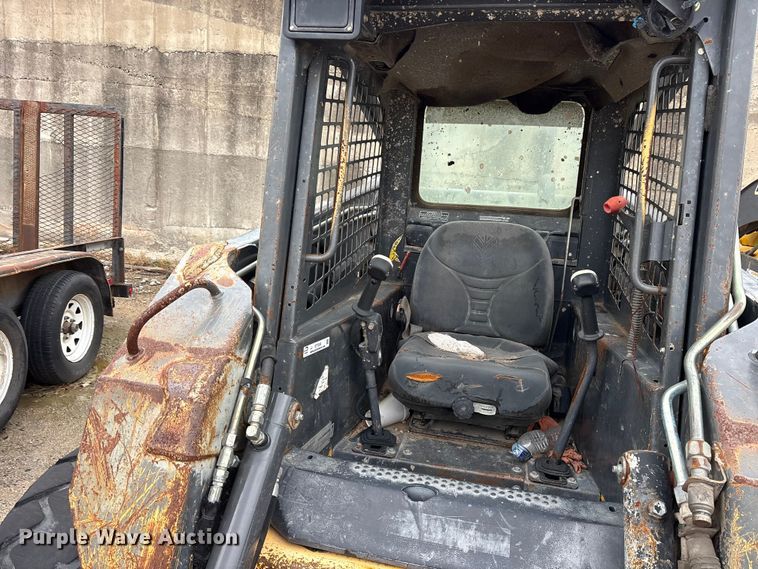 image for item ET7359 2006 New Holland L190 skid steer loader