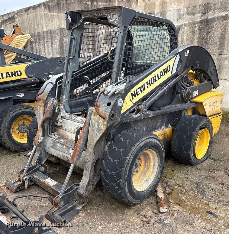 image for item ET7360 2014 New Holland L225 skid steer loader