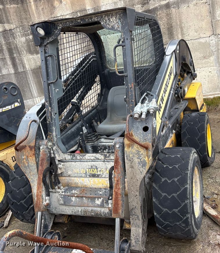 image for item ET7360 2014 New Holland L225 skid steer loader