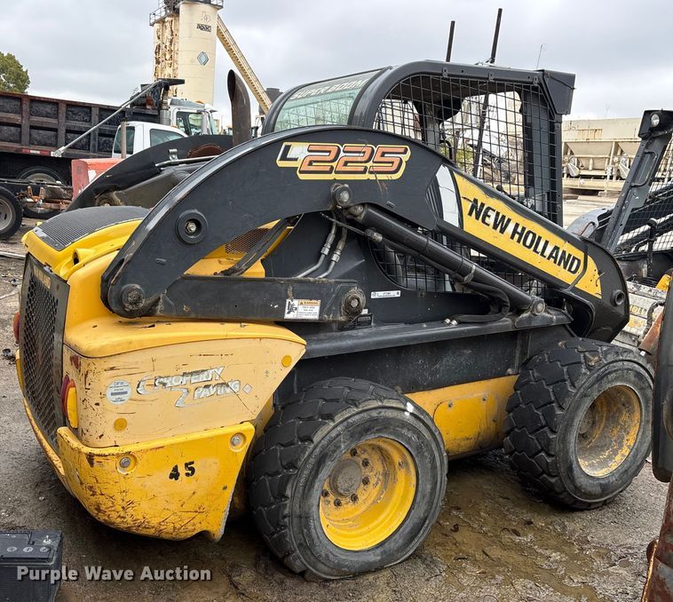 image for item ET7360 2014 New Holland L225 skid steer loader
