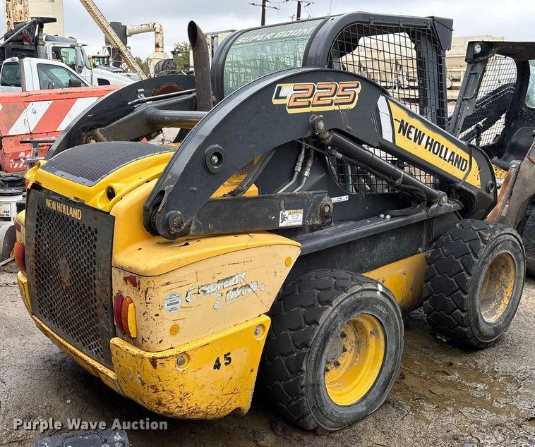 image for item ET7360 2014 New Holland L225 skid steer loader