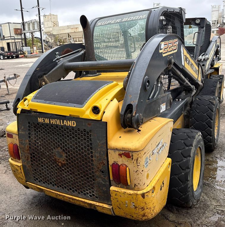 image for item ET7360 2014 New Holland L225 skid steer loader