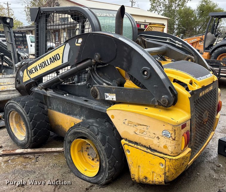 image for item ET7360 2014 New Holland L225 skid steer loader