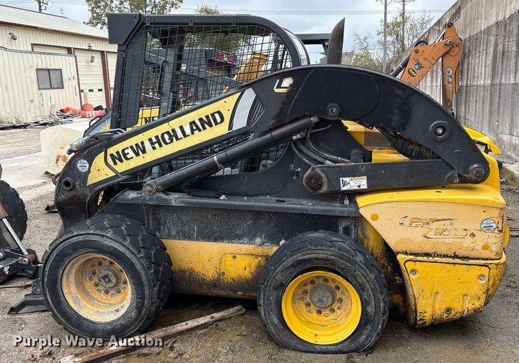 image for item ET7360 2014 New Holland L225 skid steer loader