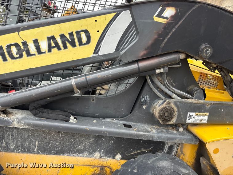 image for item ET7360 2014 New Holland L225 skid steer loader
