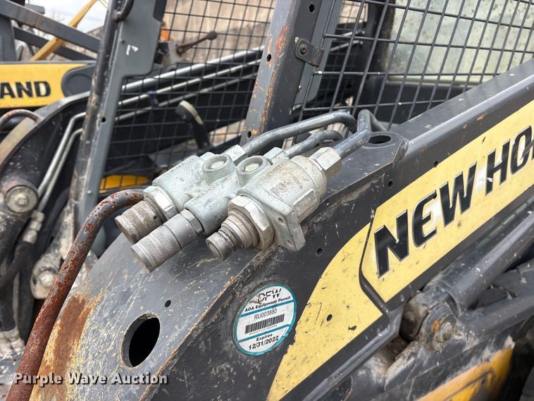 image for item ET7360 2014 New Holland L225 skid steer loader