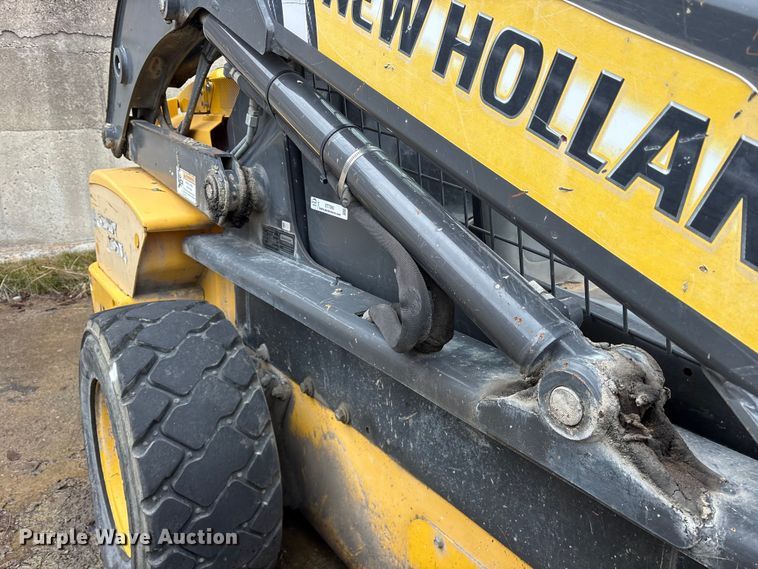 image for item ET7360 2014 New Holland L225 skid steer loader