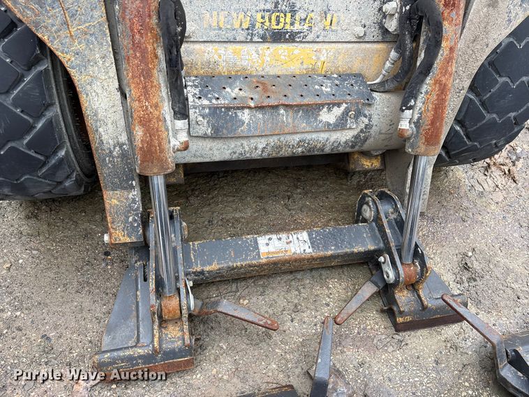 image for item ET7360 2014 New Holland L225 skid steer loader