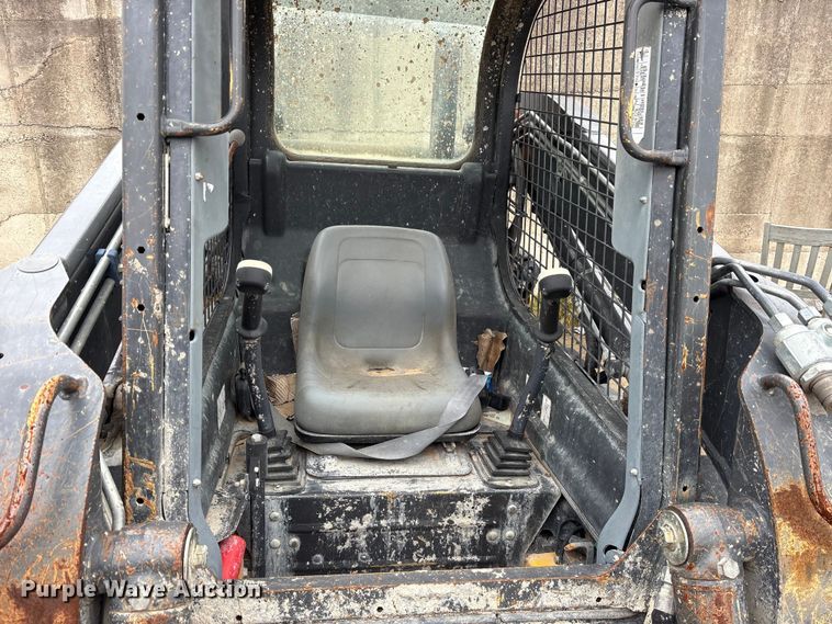 image for item ET7360 2014 New Holland L225 skid steer loader