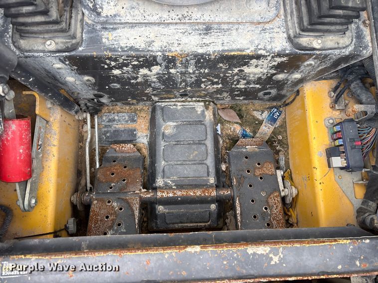 image for item ET7360 2014 New Holland L225 skid steer loader