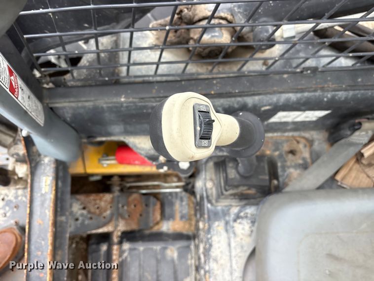 image for item ET7360 2014 New Holland L225 skid steer loader