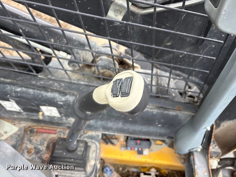 image for item ET7360 2014 New Holland L225 skid steer loader