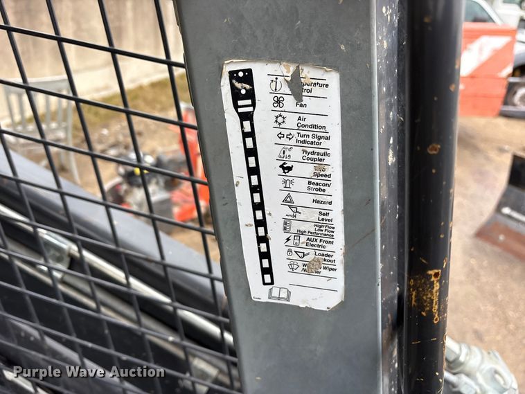 image for item ET7360 2014 New Holland L225 skid steer loader