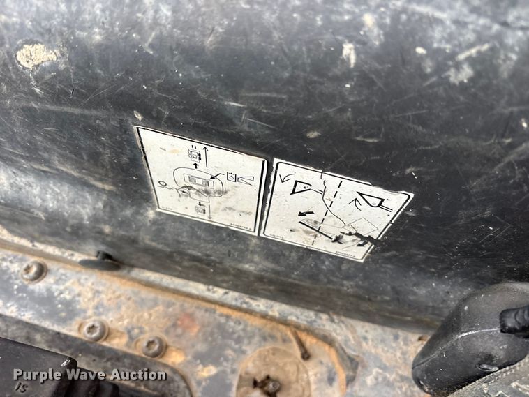 image for item ET7360 2014 New Holland L225 skid steer loader