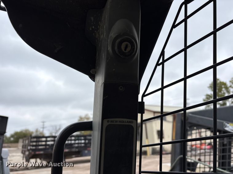 image for item ET7360 2014 New Holland L225 skid steer loader