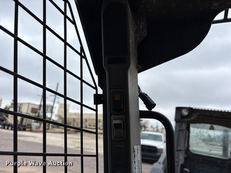 image for item ET7360 2014 New Holland L225 skid steer loader