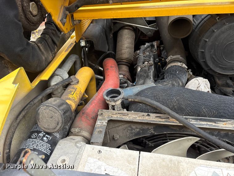 image for item ET7360 2014 New Holland L225 skid steer loader