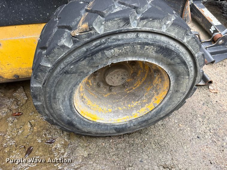 image for item ET7360 2014 New Holland L225 skid steer loader