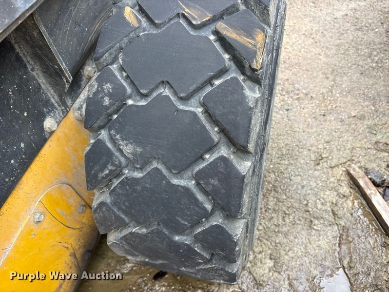 image for item ET7360 2014 New Holland L225 skid steer loader