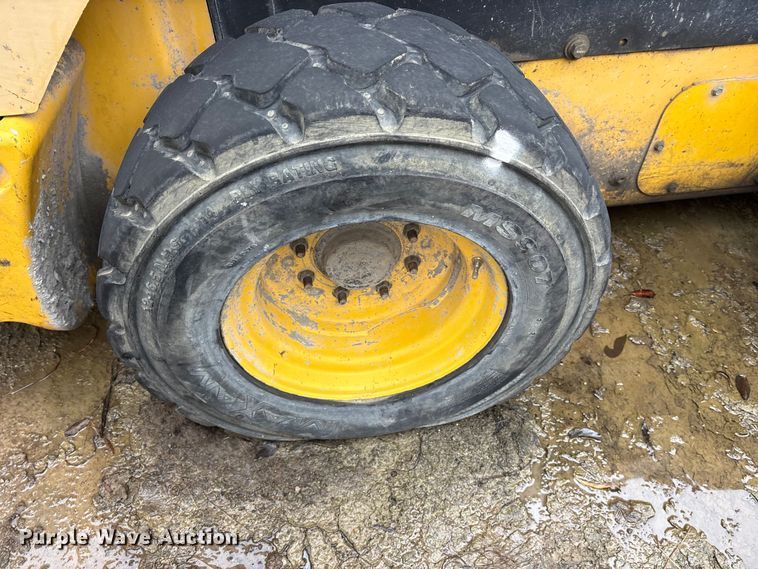 image for item ET7360 2014 New Holland L225 skid steer loader