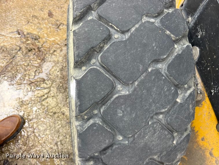 image for item ET7360 2014 New Holland L225 skid steer loader