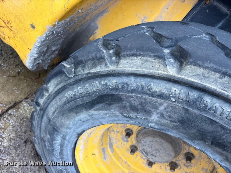 image for item ET7360 2014 New Holland L225 skid steer loader