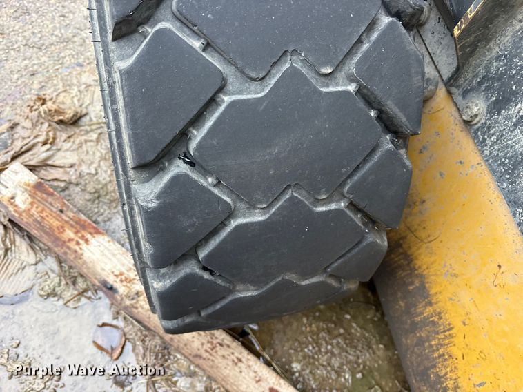 image for item ET7360 2014 New Holland L225 skid steer loader