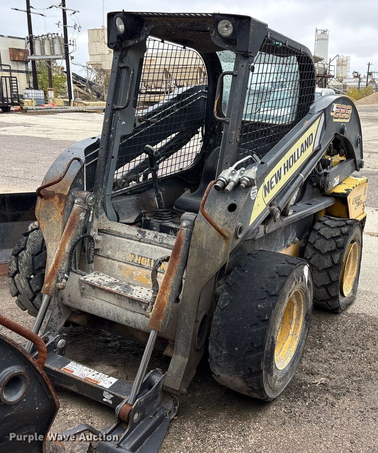 image for item ET7361 2013 New Holland L225 skid steer loader