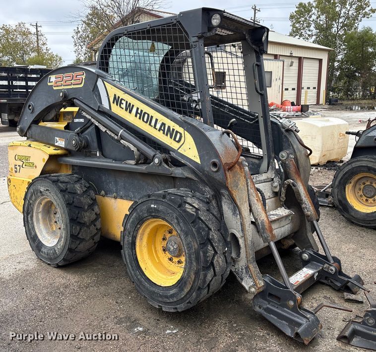 image for item ET7361 2013 New Holland L225 skid steer loader