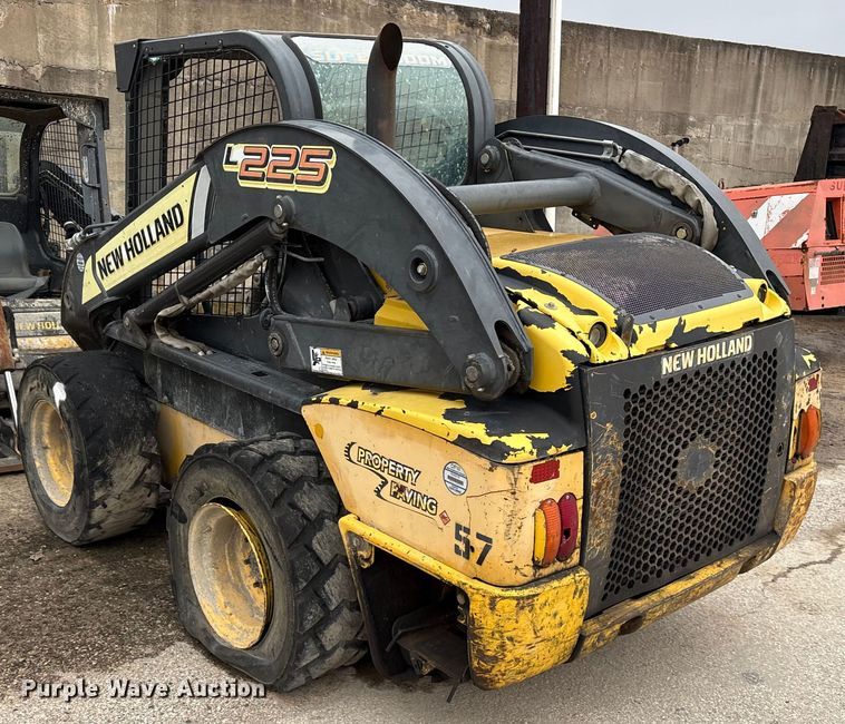 image for item ET7361 2013 New Holland L225 skid steer loader