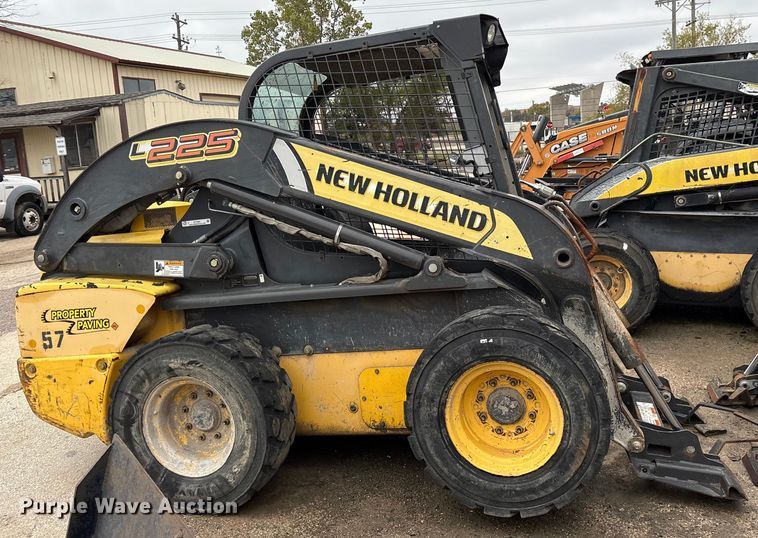 image for item ET7361 2013 New Holland L225 skid steer loader