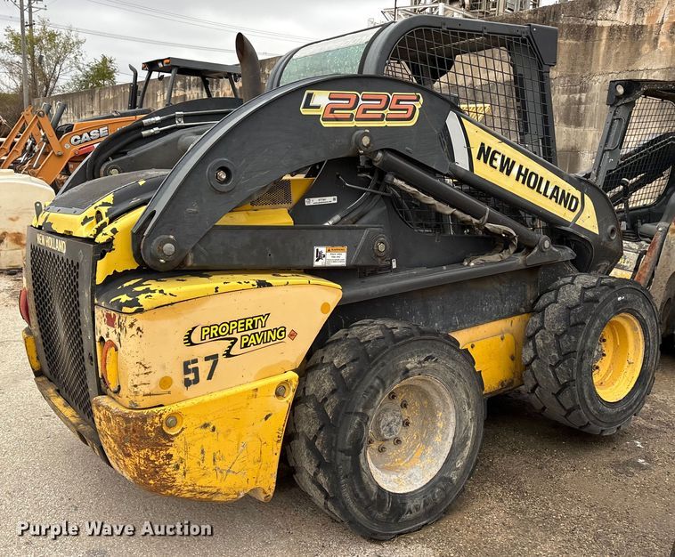 image for item ET7361 2013 New Holland L225 skid steer loader